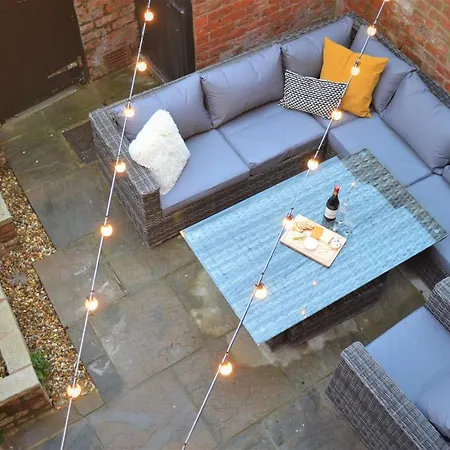 Escape 2 Unwind, At The Carinya - Sleeps 6 Holiday home *